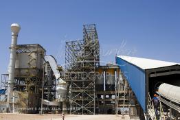 Image du Maroc Professionnelle de  Des ouvriers de STROC Industrie s'activent dans la construction de la Cimenterie Ait Baha à Agadir, Mardi 22 Juin 2010. STROC est une société marocaine qui exerce son métier dans le domaine de l’ingénierie d’exécution pour les industries de procédé, les réalisations à son actif l’ont conduit à développer une expertise et un savoir-faire fort dans la construction ainsi que dans différents métiers afin d'offrir des solutions clé en main pour satisfaire au mieux ses clients. Parmi ces réalisations ont trouve : des unités de stockage et de traitement de produits liquides ou gazeux, installations de manutention et de traitement de produits en vrac ainsi que dans les domaines de Ingénierie Etudes, Génie Civil, Chaudronnerie, Structure Métallique, Tuyauterie, Montage, Maintenance, Bâtiments industriels, Logistiques, Tertiaires et Ouvrages d’Art. (Photo / Abdeljalil Bounhar) 